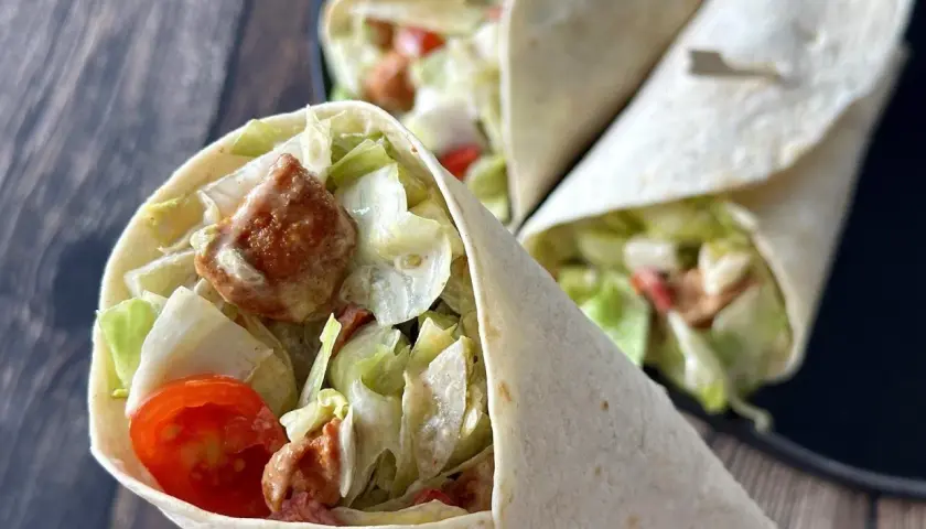 Pyszna, oryginalna tortilla z kurczakiem, sałatą, pomidorkami i sosem. Idealna na szybki posiłek.