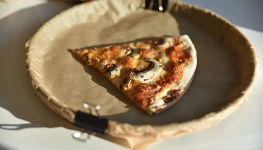 Jeden kawałek pizzy z pieczarkami i serem, idealny na szybki lunch. Zastanawiasz się nad pizza kcal?