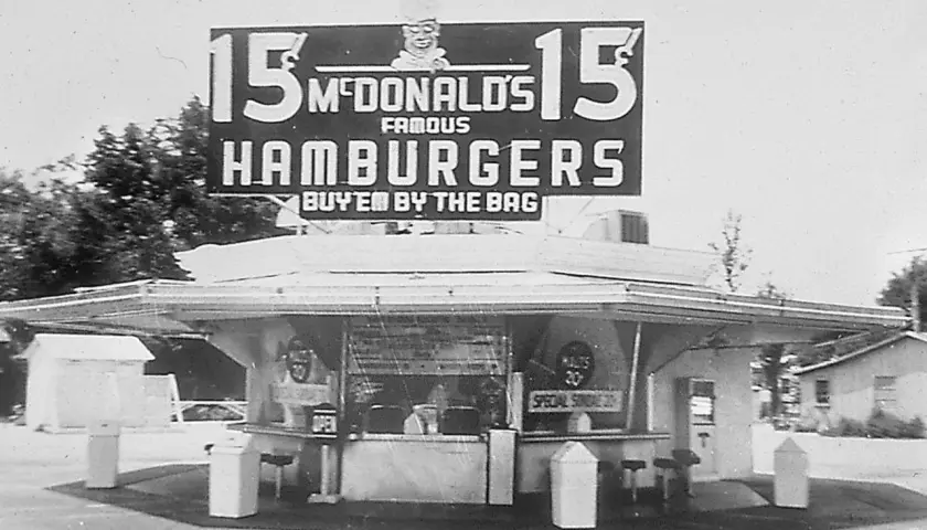 Wczesny McDonald's, gdzie bracia McDonald sprzedawali słynne hamburgery po 15 centów.