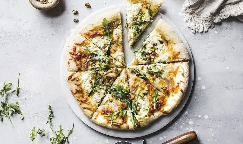 Ile waży pizza 30 cm? Zaskakujące różnice w wadze i dodatkach