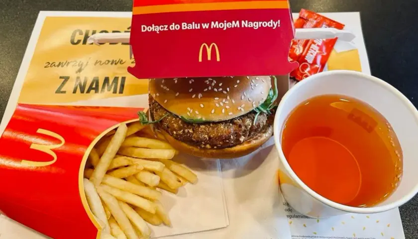 Zestaw z McDonald's: burger, frytki i herbata zimowa. Ciekawe, ile kosztuje herbata zimowa w Mc?
