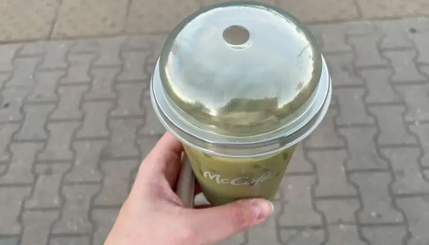 Iced caramel latte z McCafe. Sprawdzam iced caramel latte McDonald's cenę, bo to mój ulubiony napój.