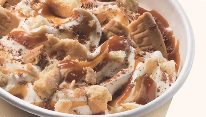 McFlurry KitKat z karmelem i kawałkami ciastek. Pyszny deser lodowy.