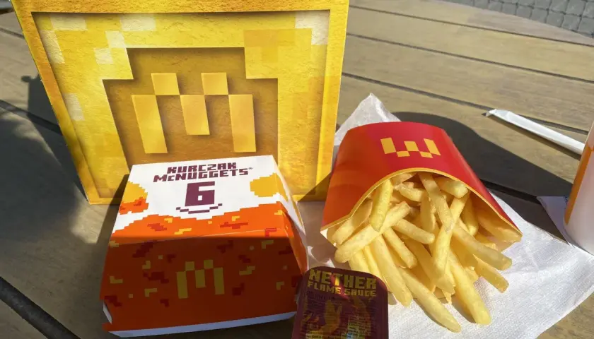 Zestaw McDonald's z kurczakiem McNuggets i frytkami, ozdobiony motywami z gry Minecraft.