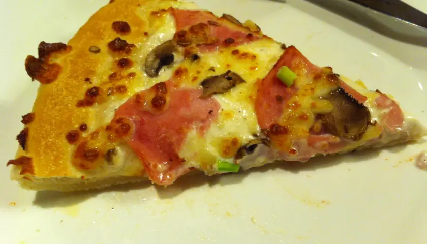 Ile kosztuje mała pizza w Pizza Hut? Ceny, które cię zaskoczą
