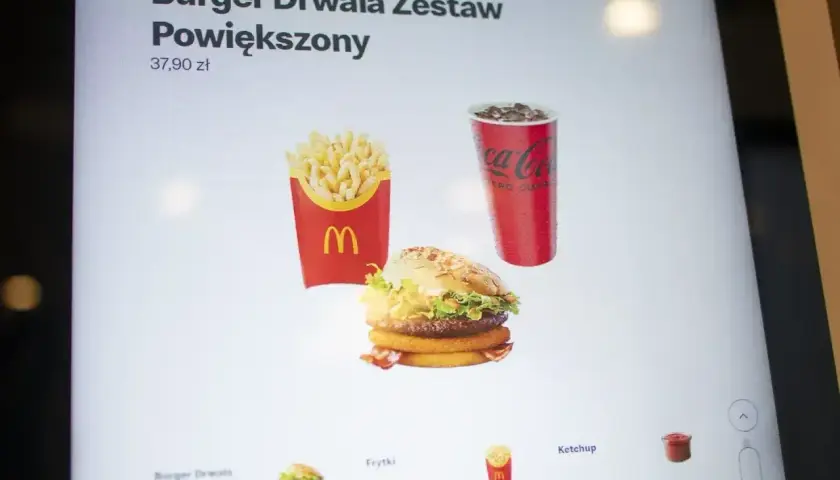 Zestaw powiększony Burger Drwala z frytkami i Coca-Colą Zero. Pyszne kalorie McDonald's, które warto rozważyć.