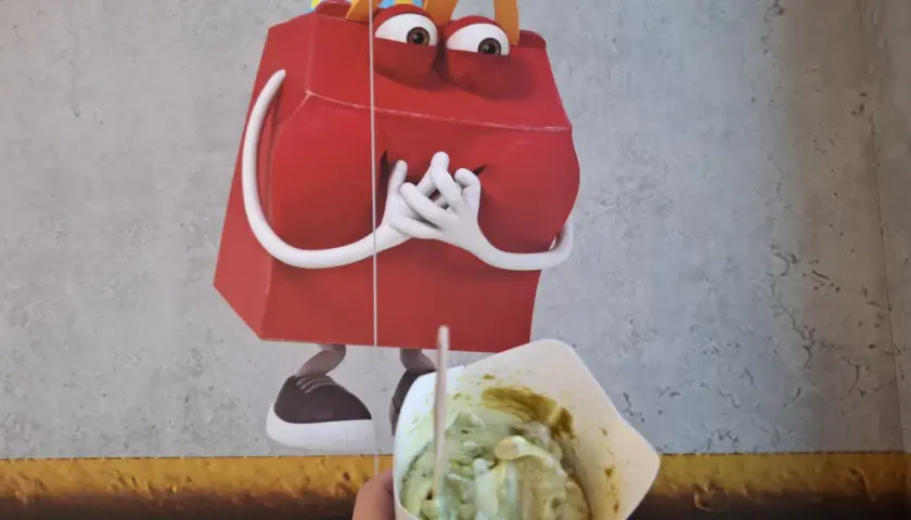 McFlurry o smaku zielonej herbaty, idealne na urodzinowe przyjęcie z postacią z Happy Meal.