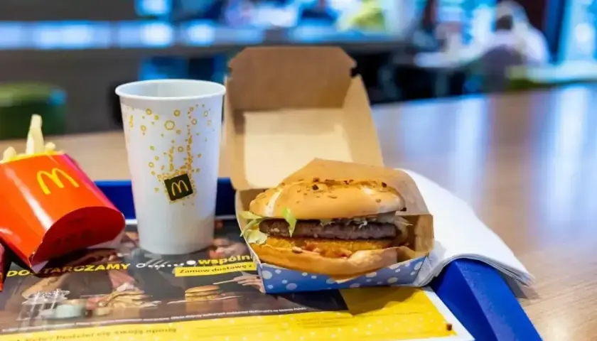McDouble z frytkami i napojem na tacy. Sprawdź aktualną mcdouble cena i ciesz się smakiem!