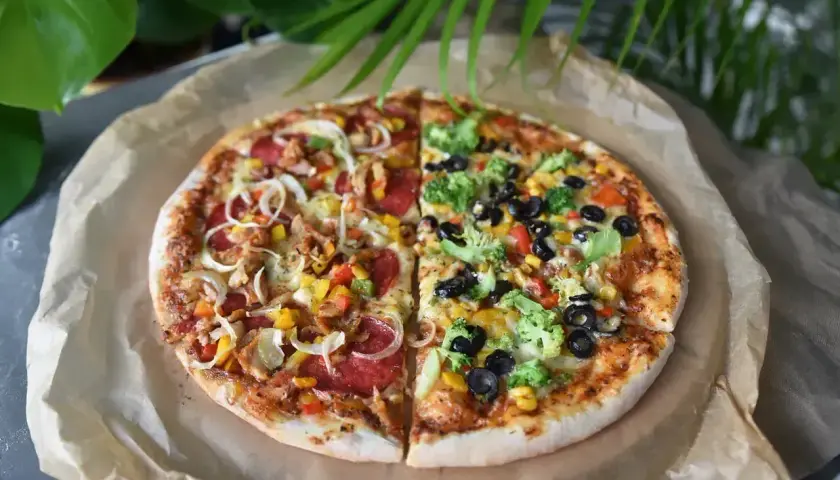 Pół na pół: pizza 31 cm z kurczakiem, papryką i cebulą oraz z brokułami, kukurydzą i oliwkami.
