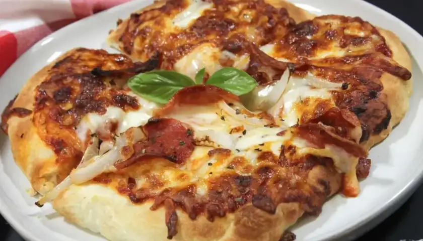 Pyszna pizza z frytkownicy, z ciągnącym się serem, pepperoni i świeżą bazylią. Idealna na szybki obiad.