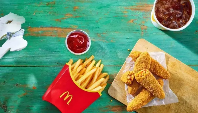 McWrap wege z McDonald's, frytki i napój. Zastanawiasz się nad wege wrap mcdonald kcal?