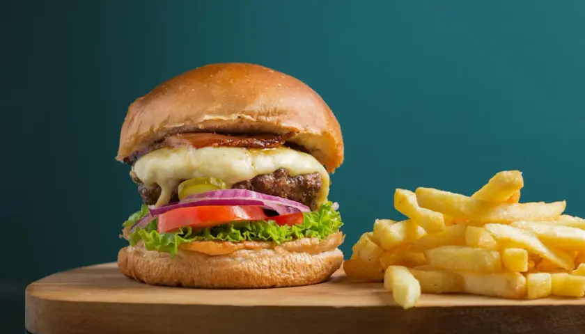 Czym się różni hamburger od cheeseburgera? Odkryj kluczowe różnice