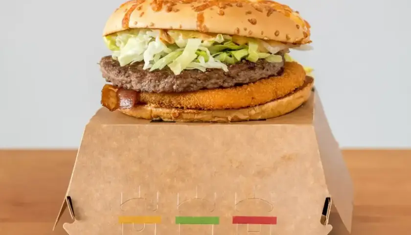 Drwal z chrzanem, czyli soczysty burger z chrupiącym kotletem i warzywami, gotowy do zjedzenia.