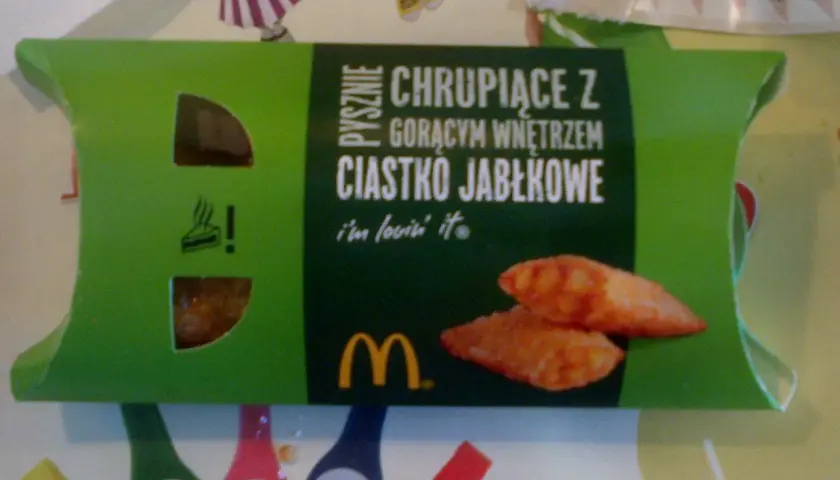 Chrupiące ciastko jabłkowe z McDonald's, idealne na przekąskę. Cena jest atrakcyjna.