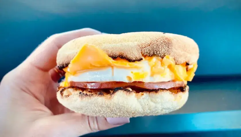 Mc muffin z jajkiem, serem i szynką. Idealny na szybkie śniadanie, choć warto pamiętać o jego mc muffin kcal.