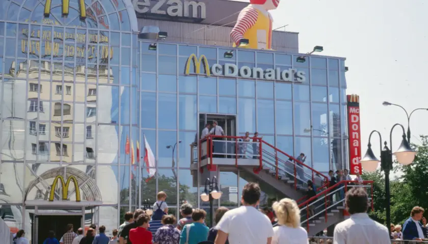 Pierwszy McDonald na świecie, z Ronaldem McDonaldem na dachu, przyciąga tłumy.
