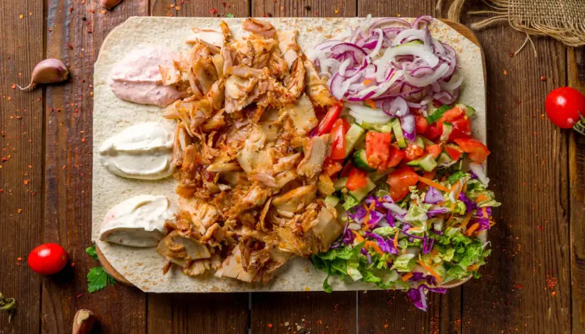 Pyszna shoarma co to? Mięso, warzywa i sosy na placku. Idealne danie na szybki posiłek.