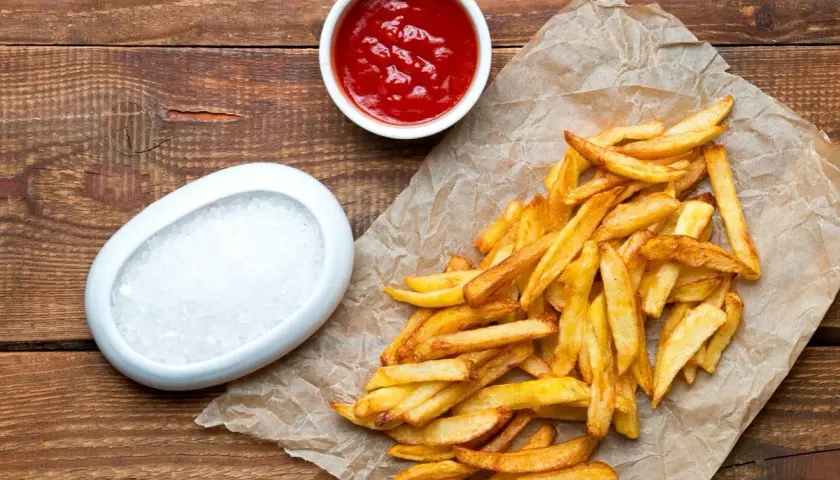 Złociste frytki z McDonald's, ketchup i sól. Zastanawiasz się nad frytki mcdonald kcal?