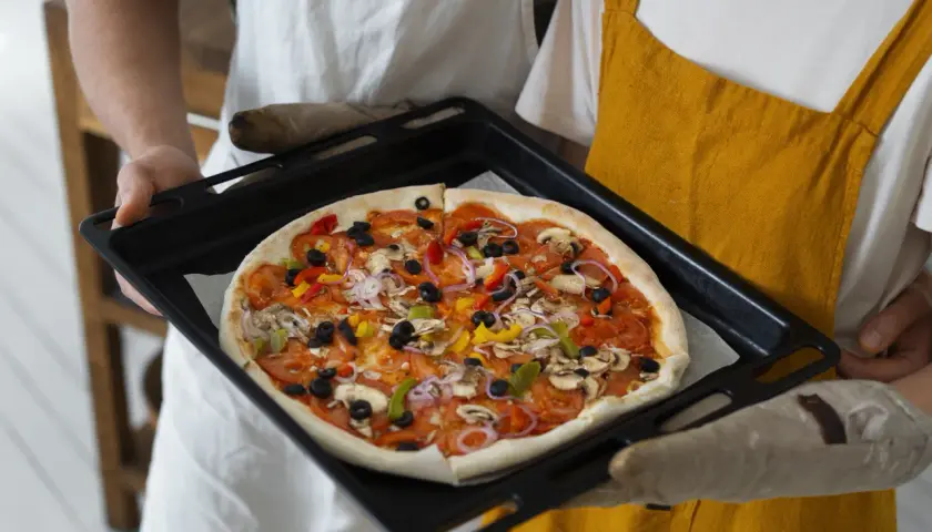Jak przygotować idealną pizzę w domu? Praktyczny poradnik krok po kroku
