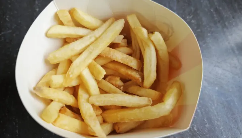 Góra frytek z KFC, które mają dłuższy kształt, kuszą swoim wyglądem, choć ich kcal mogą przyprawić o zawrót głowy.