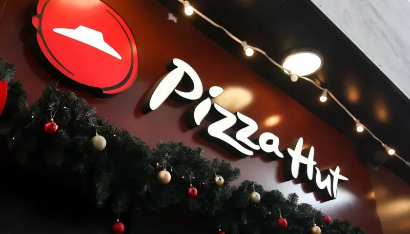 Świąteczne dekoracje i logo Pizza Hut. Sprawdź Pizza Hut promocje czwartek!