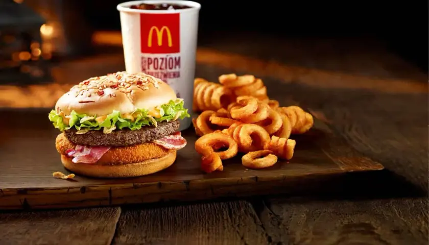 Mc Donalds kanapka drwala z chrupiącymi krążkami ziemniaczanymi i napojem.