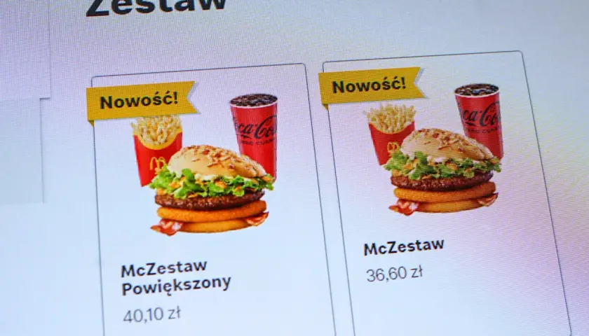 McZestaw Powiększony kosztuje 40,10 zł. Obok widać McZestaw za 36,60 zł. Oba zestawy to nowości.