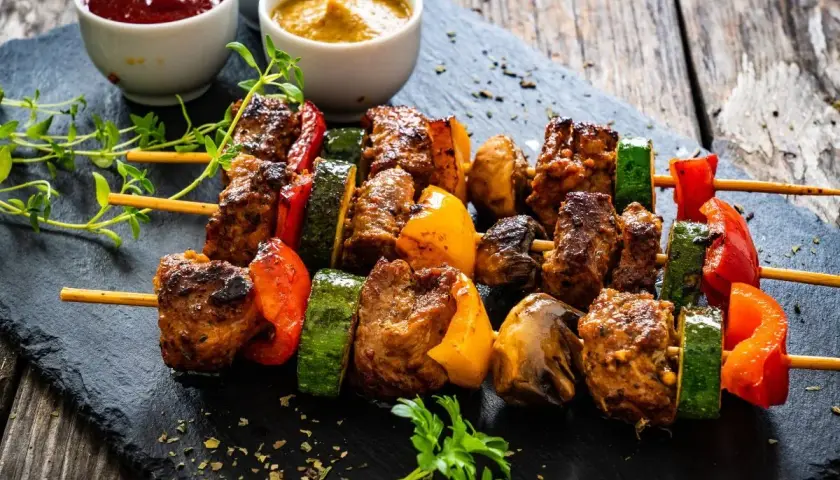 Najlepsze przepisy na grill na majówkę – smaczne potrawy i porady