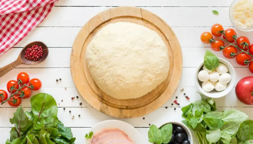 Ile może leżeć ciasto na pizzę, aby zachować świeżość i smak?
