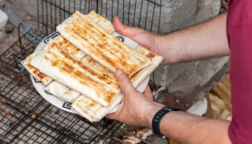 Talerz pełen pysznych, grillowanych kebabów w cieście. Idealne na letnie spotkanie z przyjaciółmi.