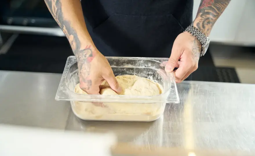 Jak szybko rozmrozić ciasto na pizzę? Poradnik krok po kroku