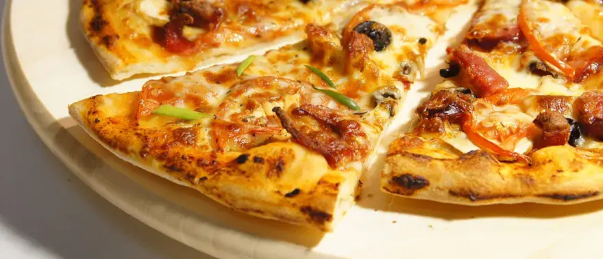 Ile kcal ma mała pizza? Zaskakujące różnice w kaloryczności
