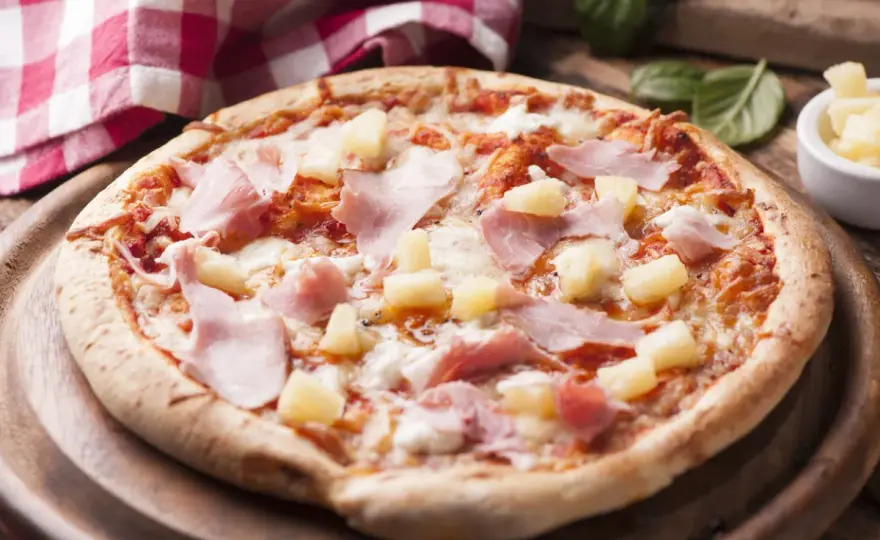 Skąd pochodzi pizza hawajska? Zaskakująca historia jej powstania