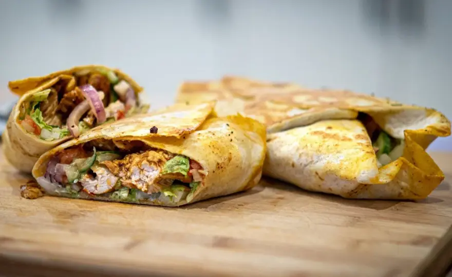 Domowy kebab w tortilli - jak zawijać i doprawiać, by nie pękał?