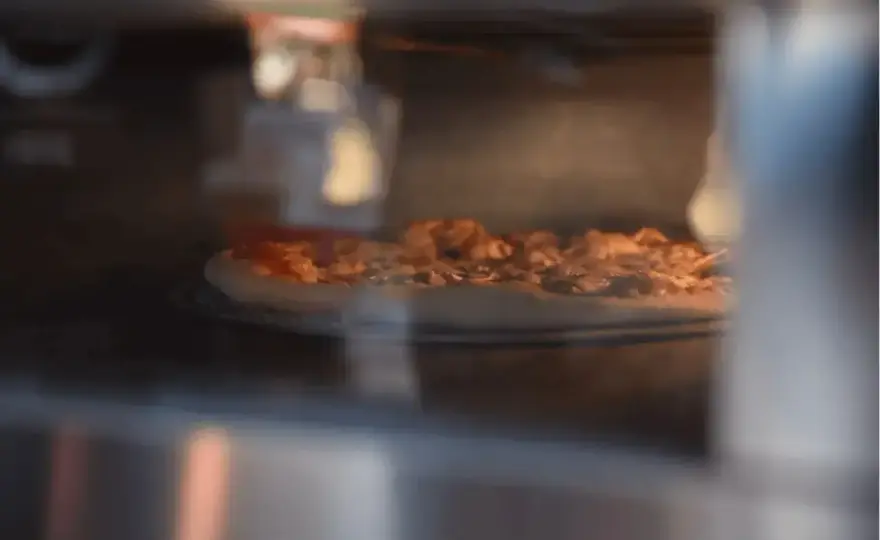 Temperatura i czas pieczenia pizzy - Jak uzyskać chrupiący spód?