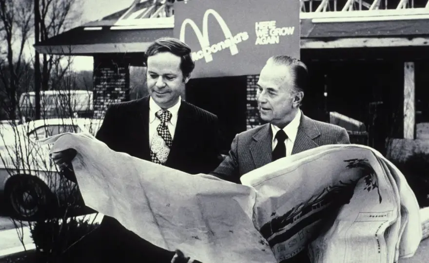 Kto założył McDonald’s? Historia braci McDonald i Raya Kroca