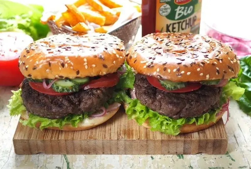 Ile kalorii ma burger wołowy z frytkami? Sprawdź, zanim zamówisz!