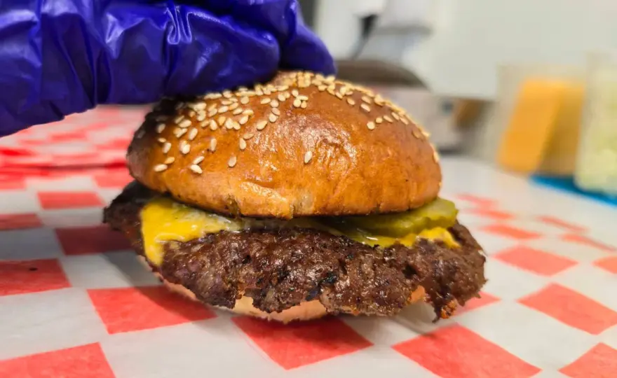 Co to smash burger i dlaczego warto go spróbować w domu