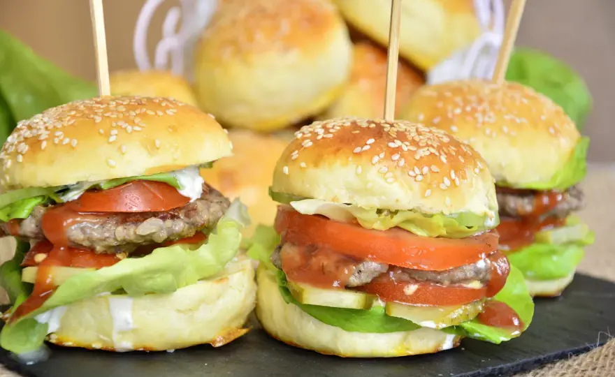 Mini burgery na zimno - Przepis na imprezowy hit bez wppadki!