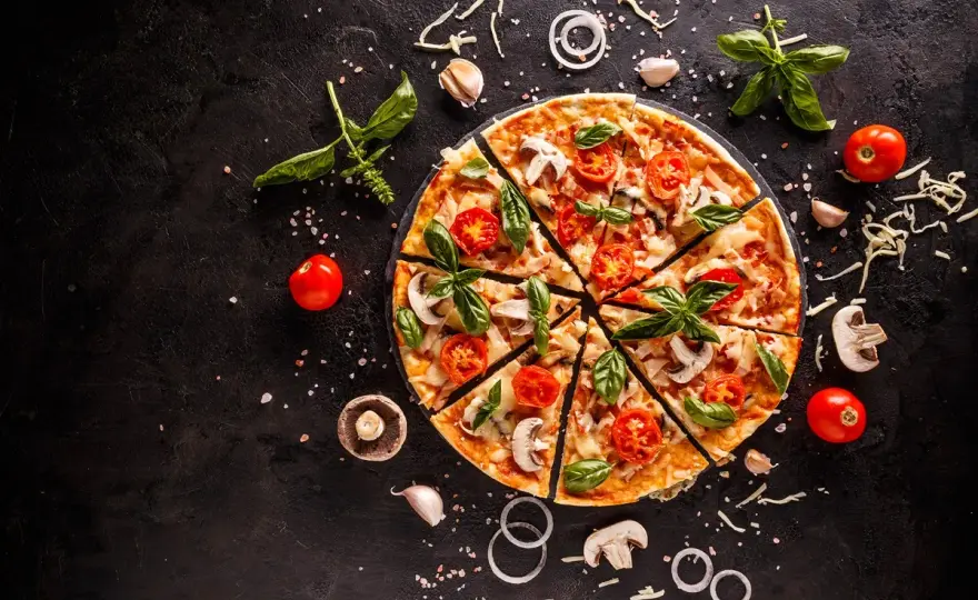 Ile kalorii ma średnia pizza? Zaskakujące różnice w kaloryczności