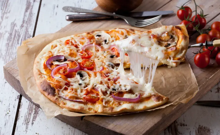 Ile gram ma pizza 32 cm? Odkryj wagi różnych rodzajów pizzy
