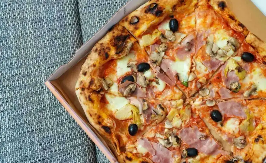 Pizza capriciosa - klasyk z szynką, pieczarkami i karczochami