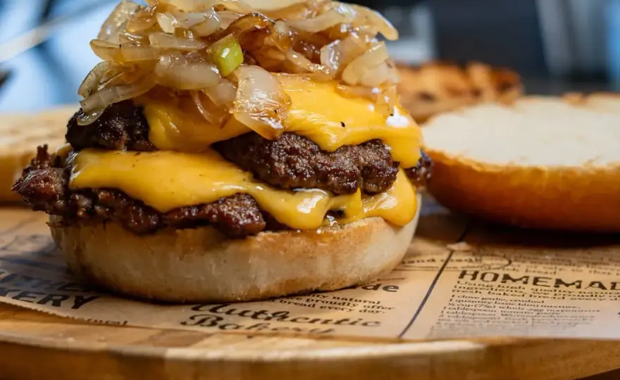 Smash burger - Jak zrobić idealny w domu? Poradnik krok po kroku