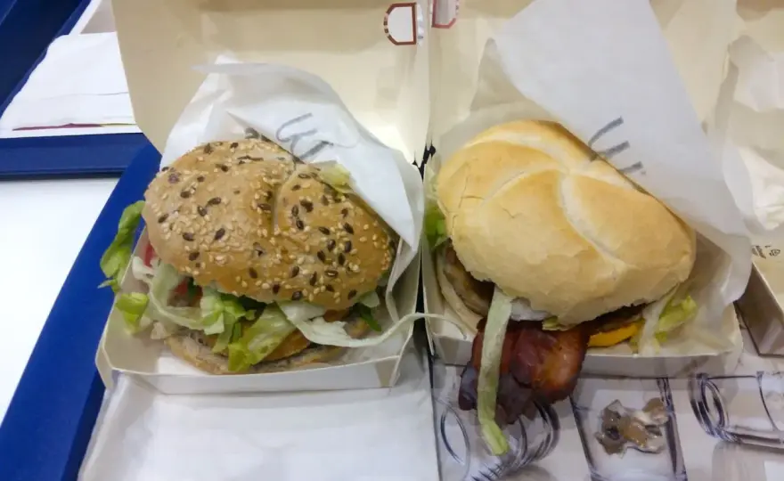 Kajzerka Podwójna Wieprzowa DeLuxe w McDonald's - ile kosztuje?