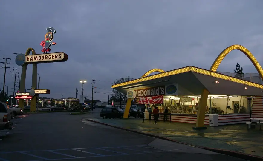 McDonald's - kiedy naprawdę powstał i dlaczego są dwie daty