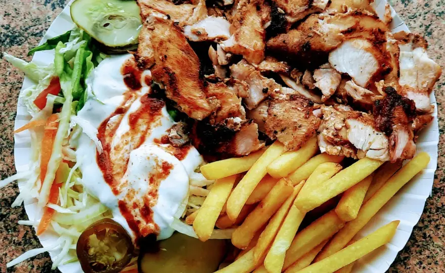 Ile kalorii ma kebab box z frytkami? Sprawdź, co naprawdę jesz