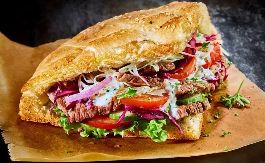 Ile kcal ma kebab w bułce? Zaskakujące kalorie i składniki