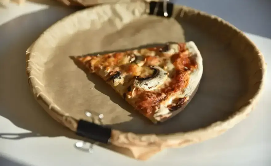 Duża pizza z Pizza Hut - ile kalorii naprawdę ma?