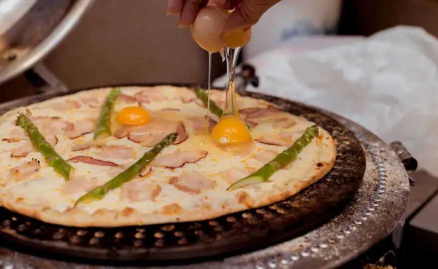 Pizza z jajkiem - Jak upiec, by żółtko pozostało płynne?