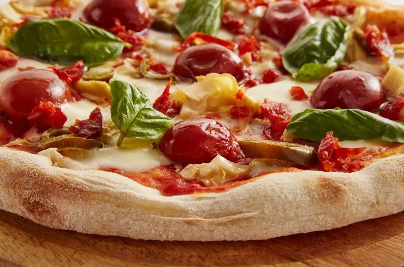 Jak układać składniki na pizzę, aby uniknąć mokrego ciasta?